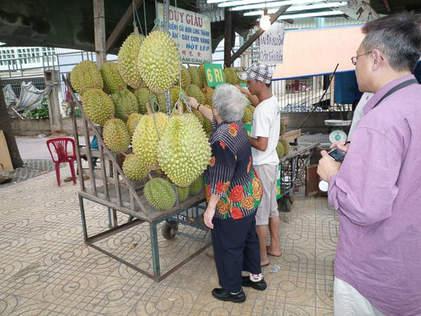 006_0_ChoLon_01_Ba Tam mua sau rieng