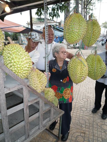 006_0_ChoLon_02_Ba Tam mua sau rieng