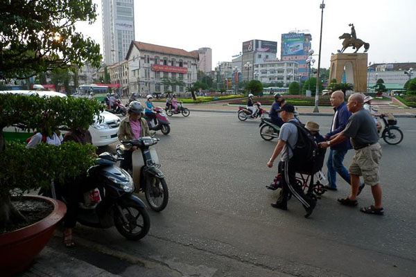 008_1_Thay dao pho Saigon_07